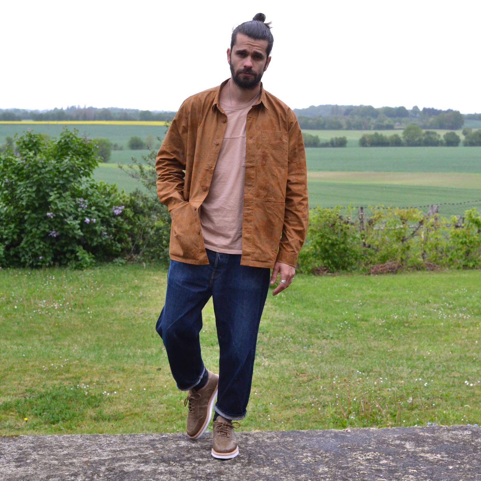 tenue avec une surchemise camo de la marque Kestin et un jean large