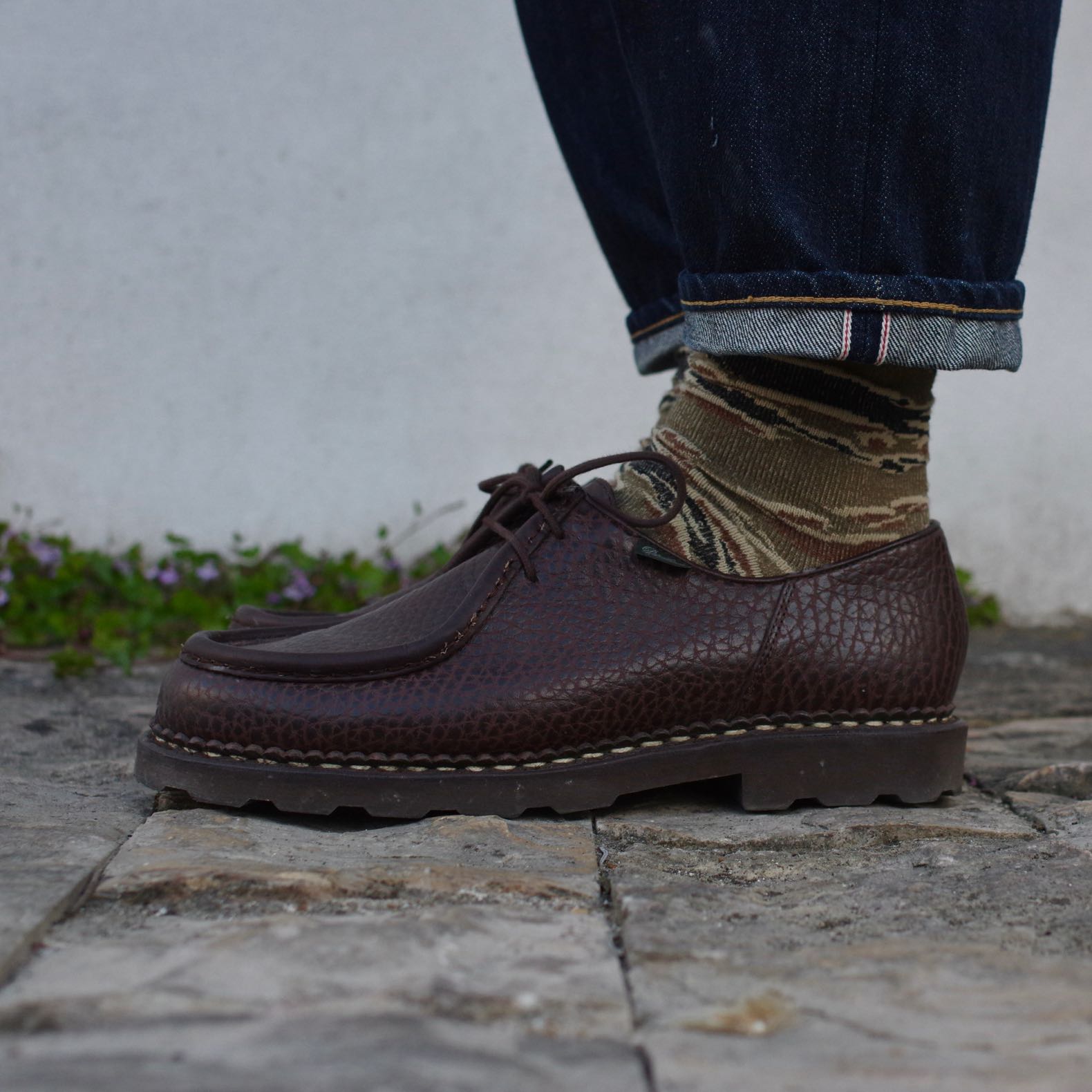 chaussures paraboot michael en cuir de bison avec des chaussettes anonymous ism japan en motif camo tiger stripe et un jean selvedge