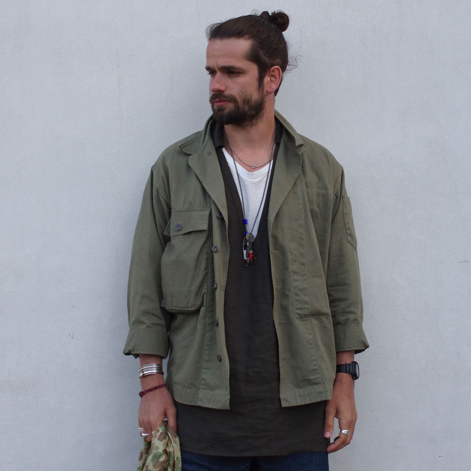 une tenue vintage workwear avec une surchemise militaire
