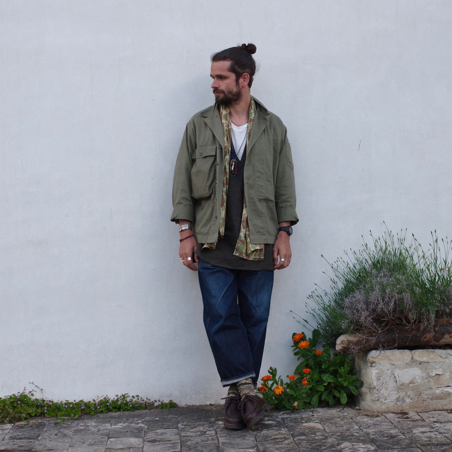 une tenue inspirée de vêtements vintage, une chemise militaire en hbt et une blouse tunisienne en lin de bonne facture