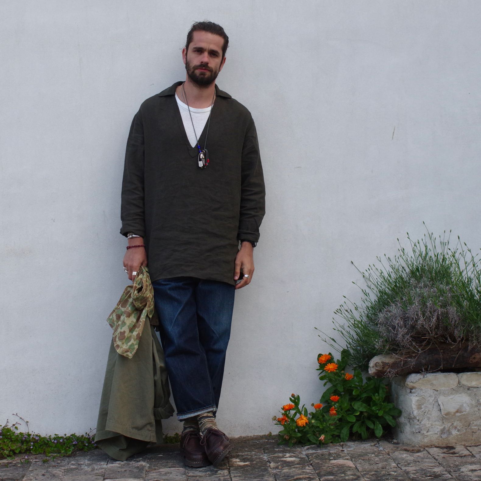 tenue décontracté de printemps été avec une blouse en lin de bonne facture et un jean loose tapered Borali et des paraboot michael