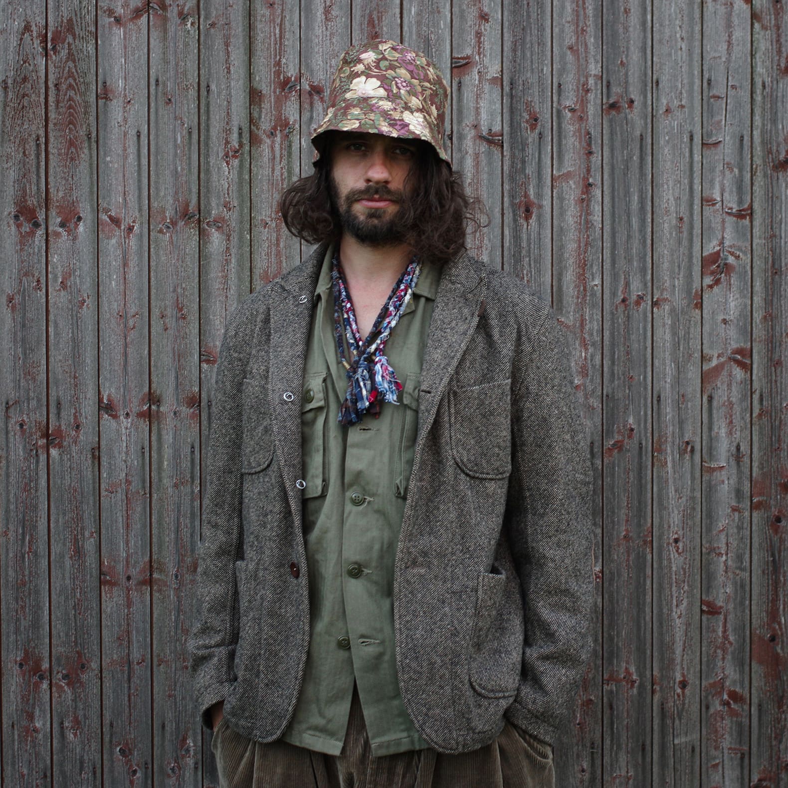 des conseils pour bien porté une chemise militaire vintage avec un bob et un blazer en tweed