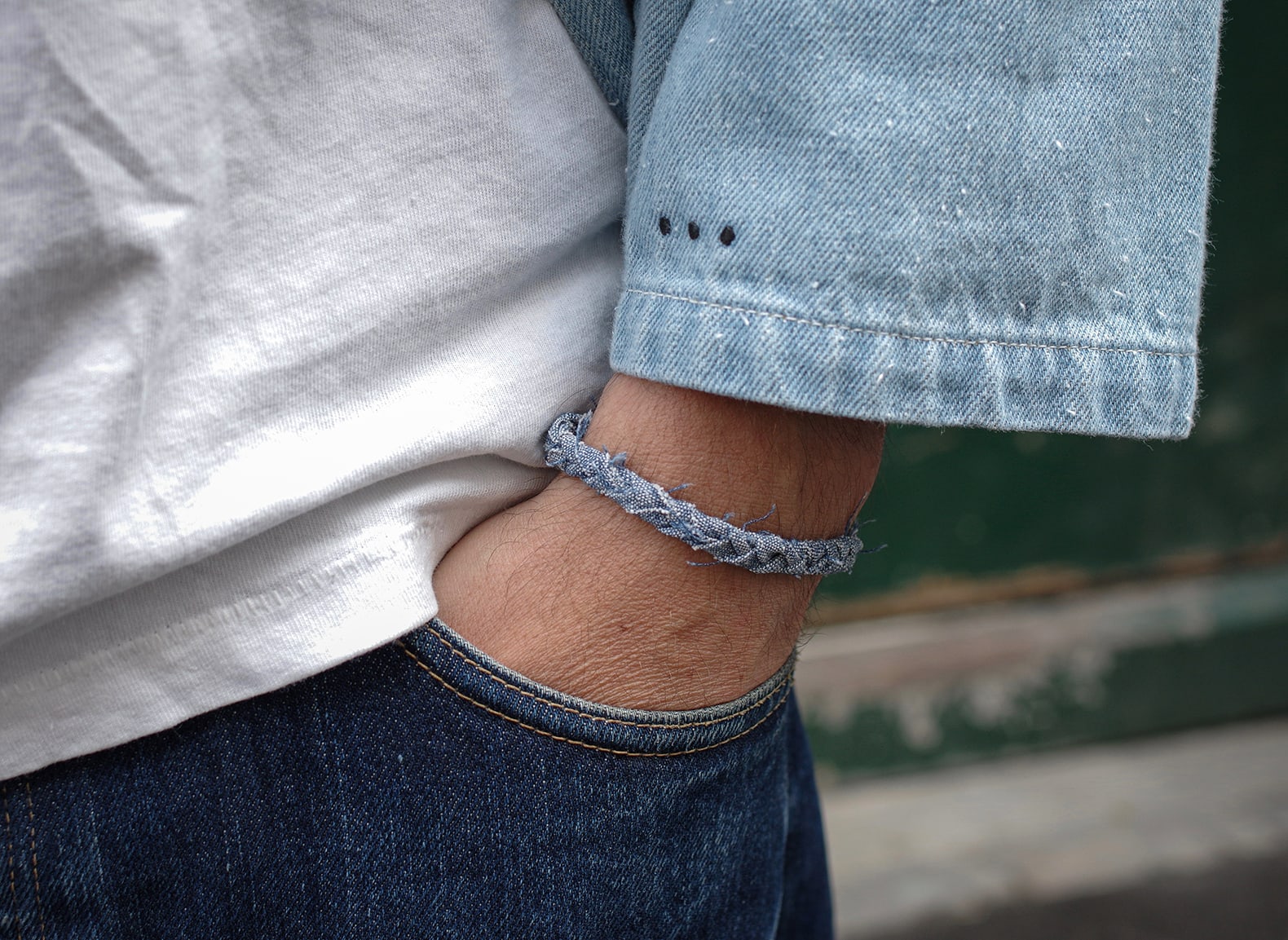 idée de bijoux pour homme avec un bracelet en tissu recyclé, un chambray japonais haut de gamme