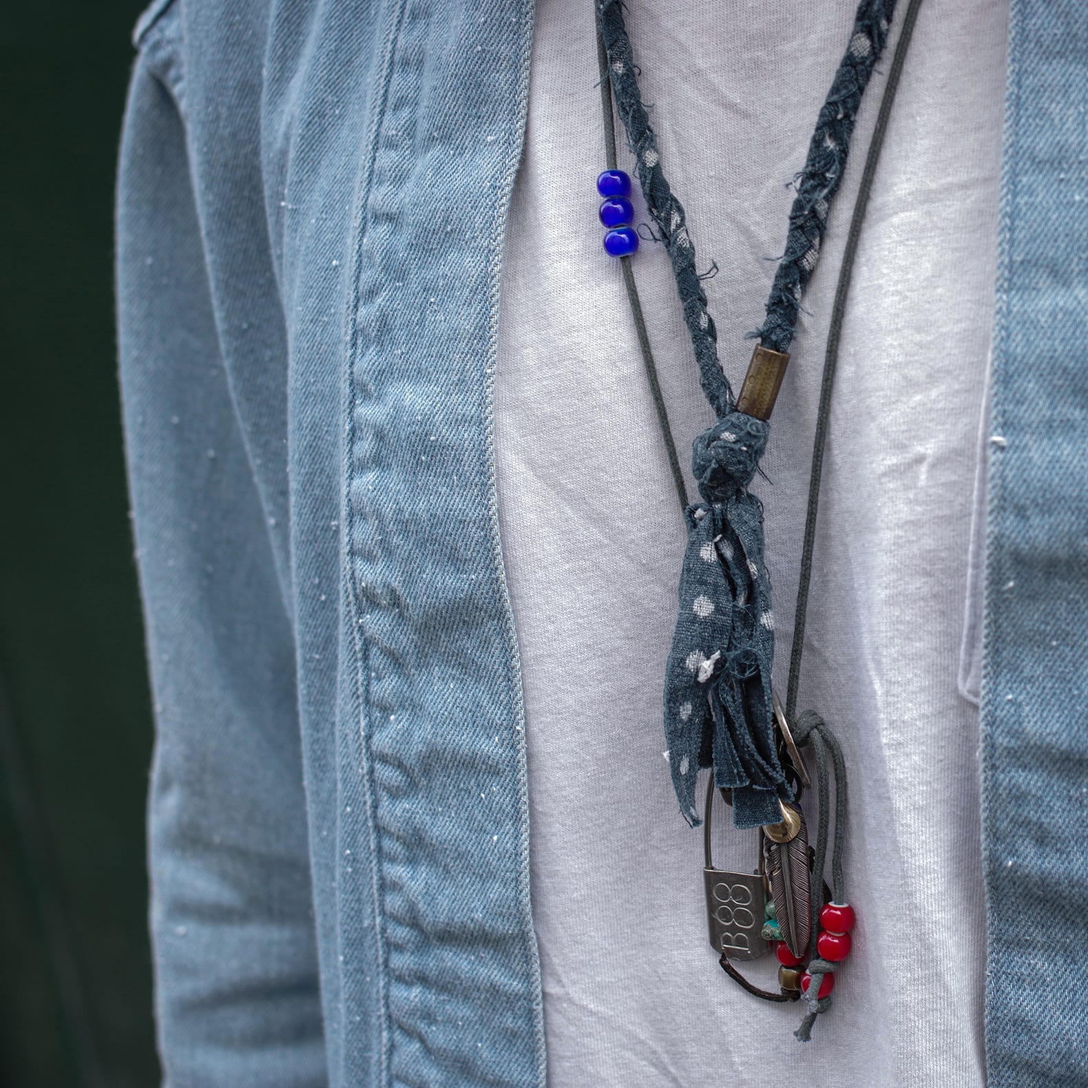photos de collier en tissu et argent pour homme dans un stle japonais americana