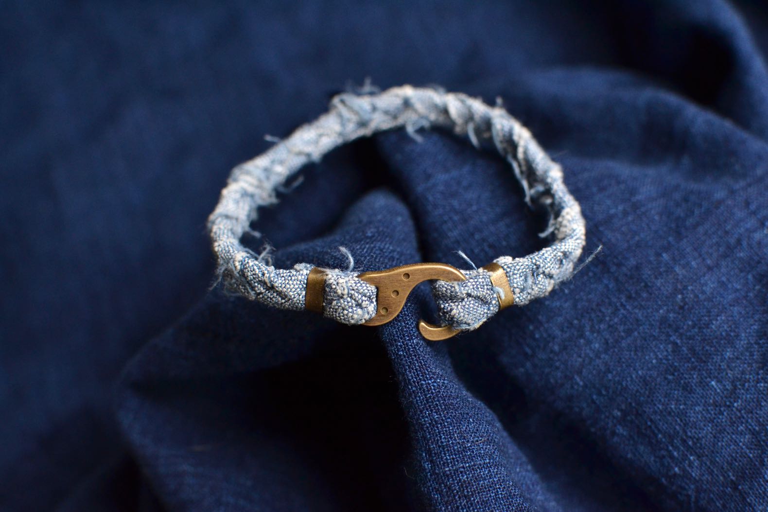 bracelet en tissu recyclé upcyclé de la marque Borali, fait à la main en france à partir d'un chambray japonais