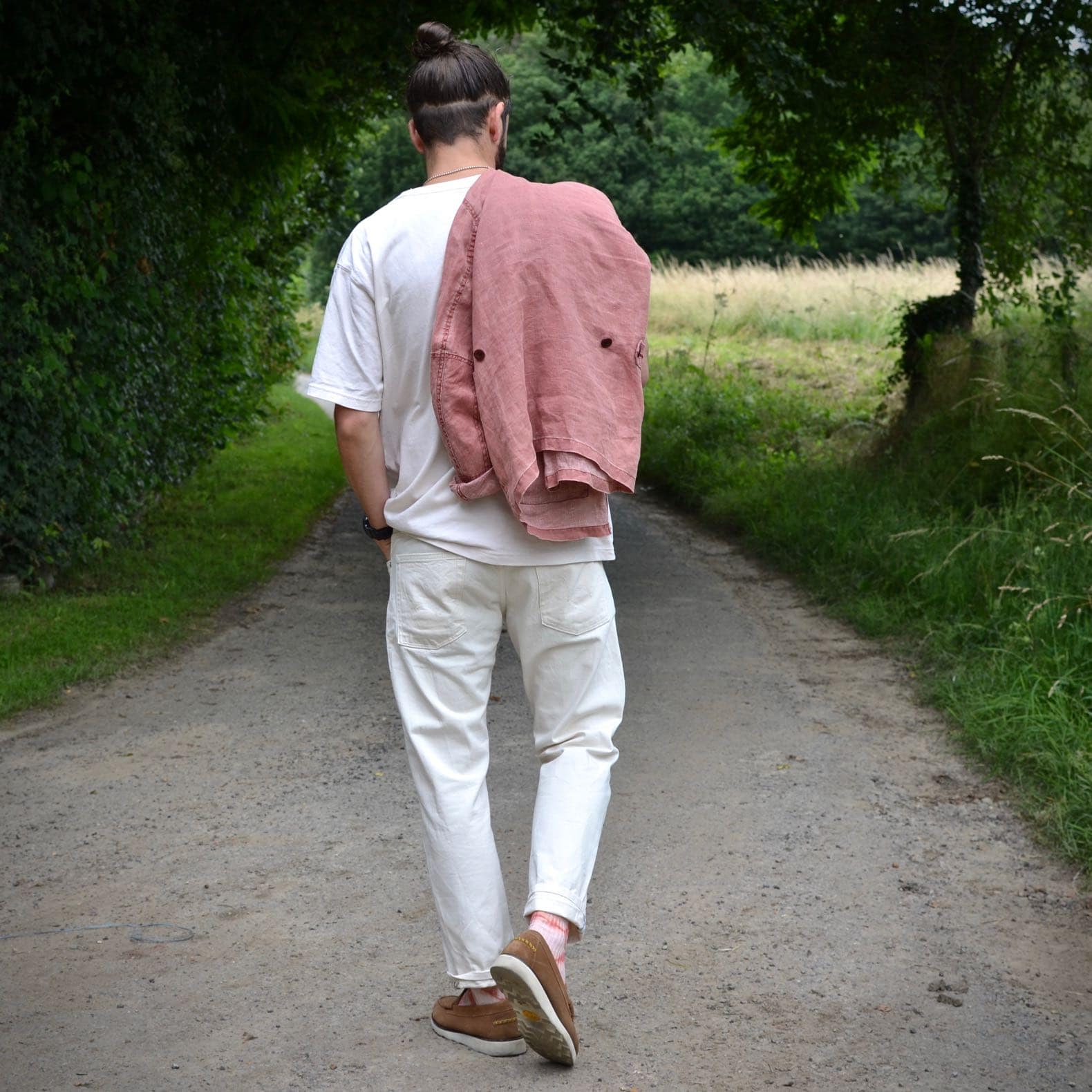 look homme jean blanc et mocassins