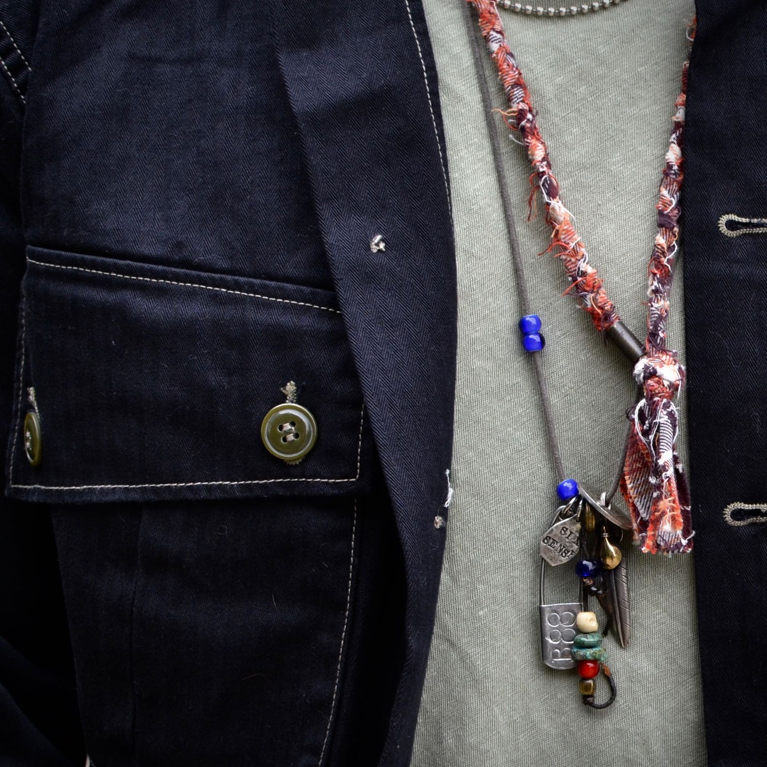 détail-matière-hbt-noir-lin-kaki-collier-argent-borali