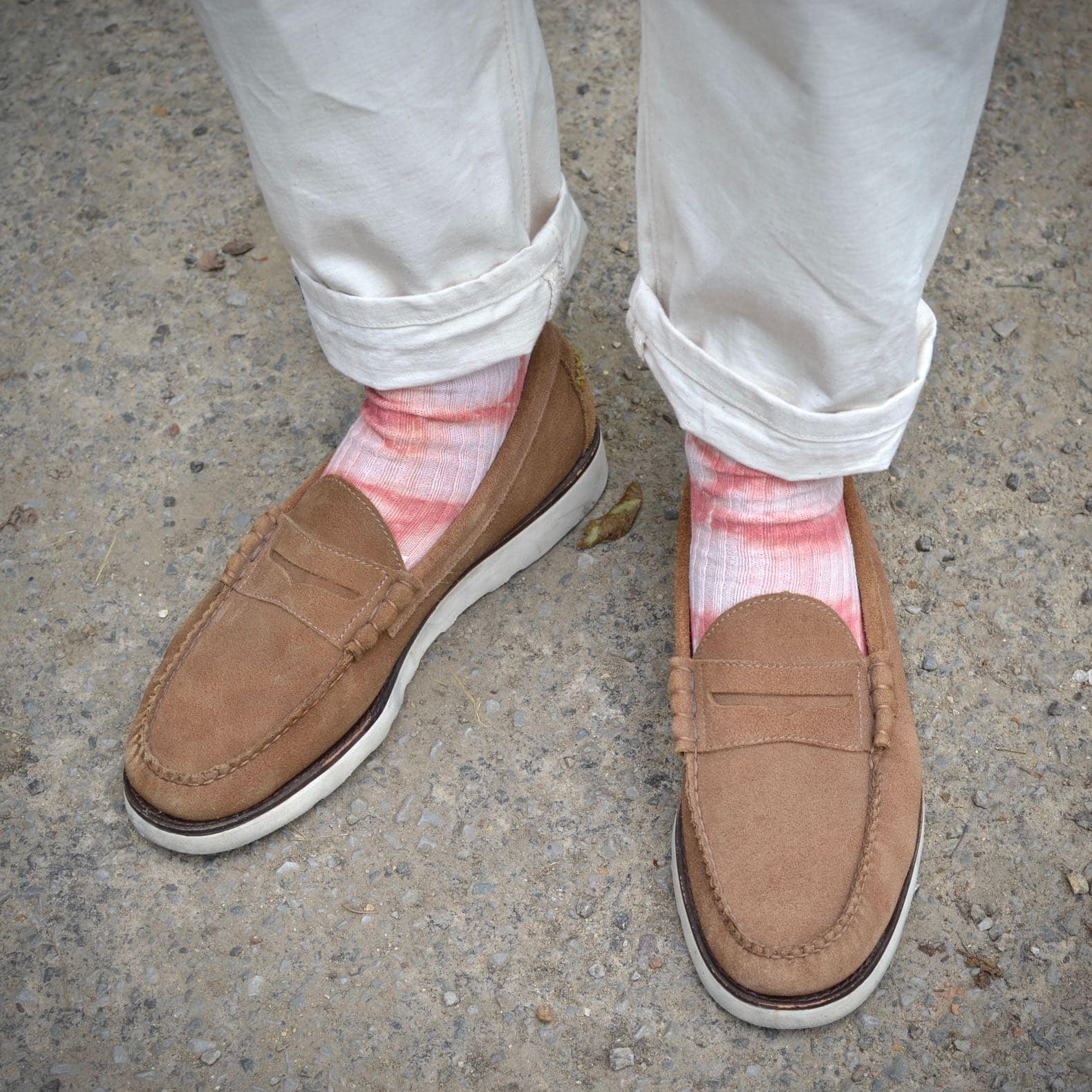 mocassins d'été et jean blanc
