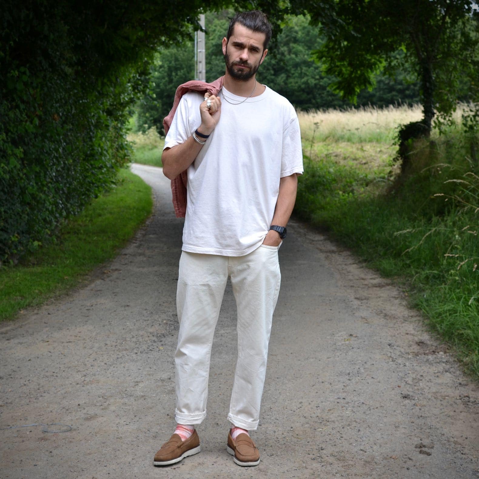 look homme jean blanc et mocassins