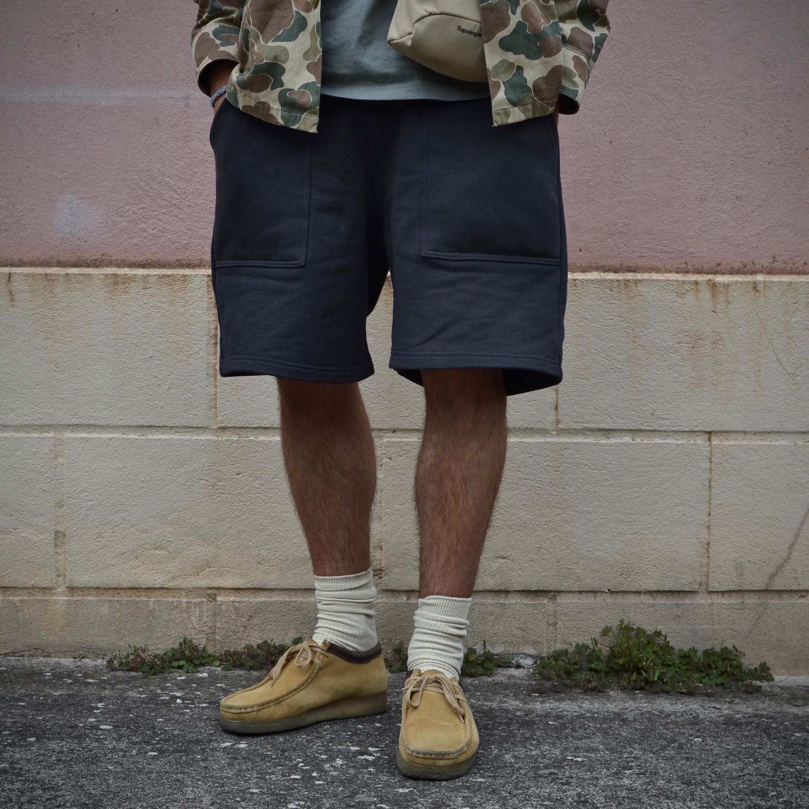 short en molleton noir et clarks wallabee