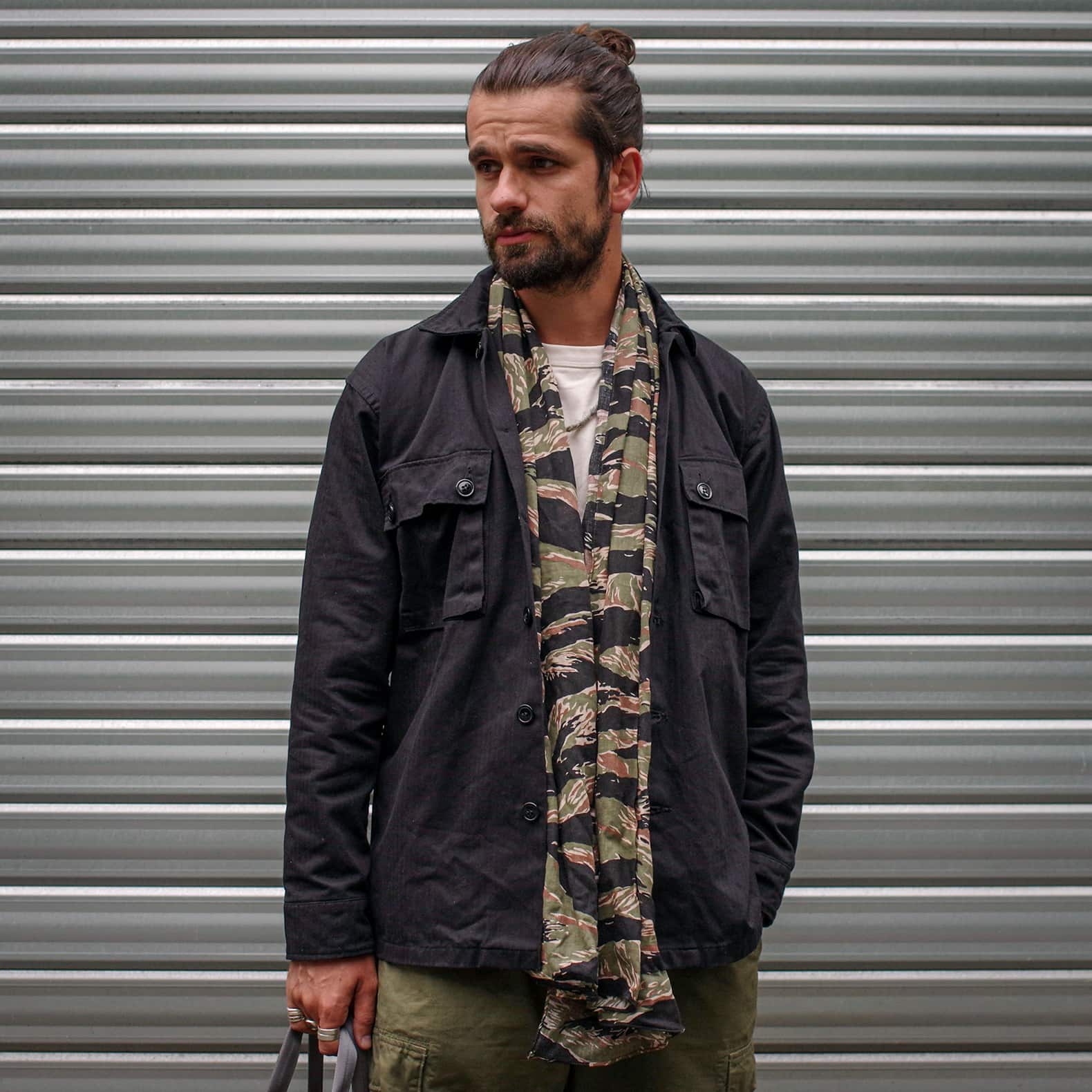 chemise militaire noire et foulard imprimé camouflage tiger stripe