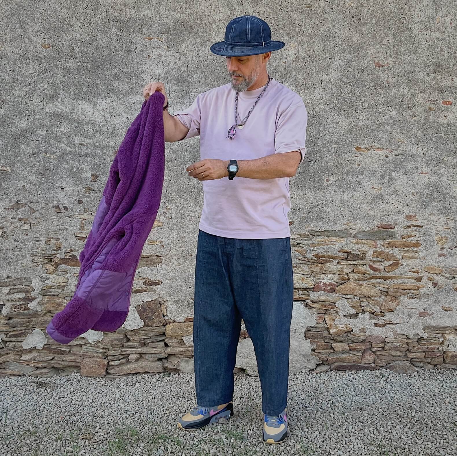 collier borali et tenue homme avec du violet