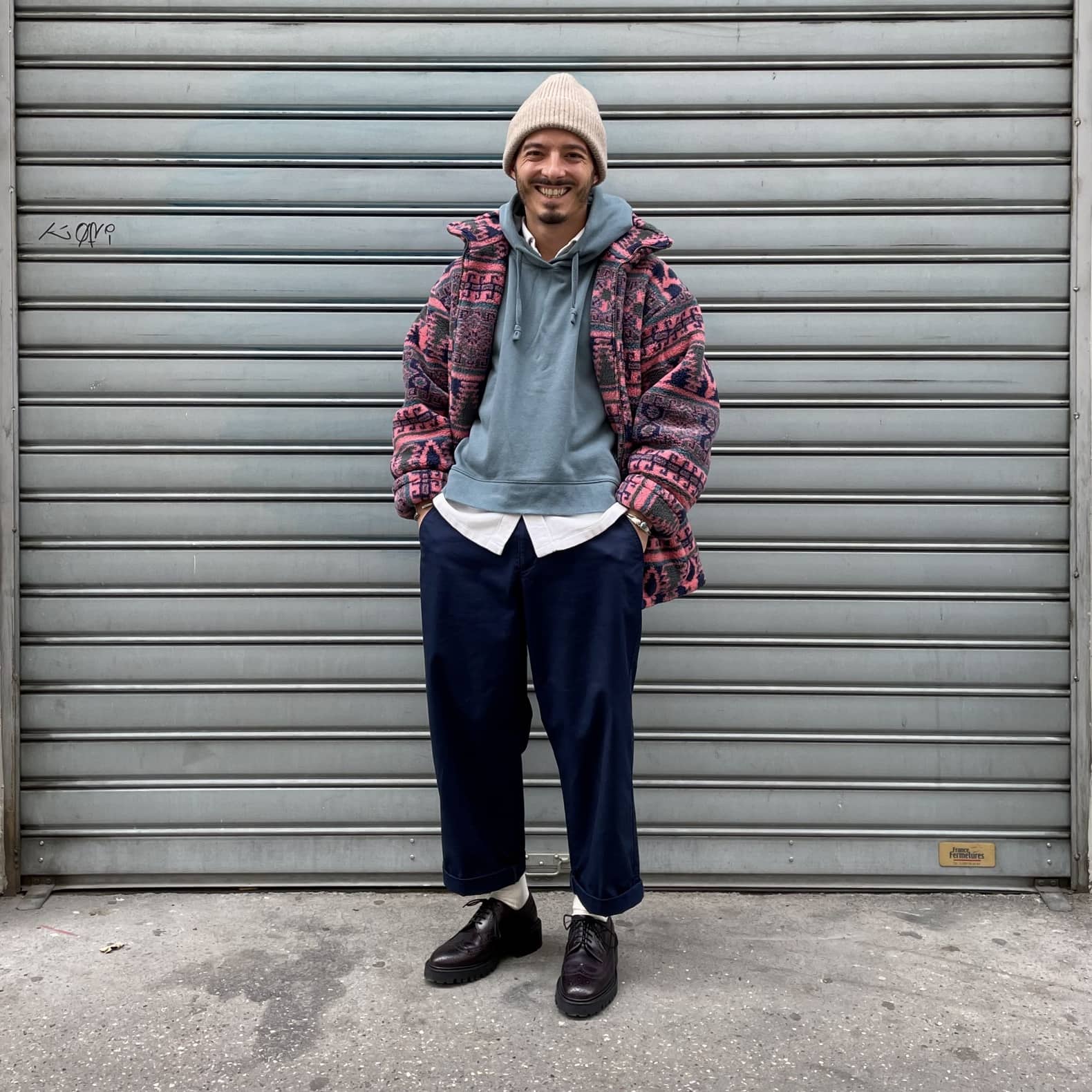 look oversize sur un homme petit