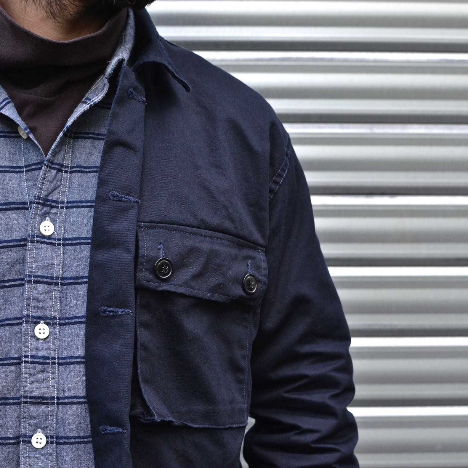 chemise militaire bleu et col roulé