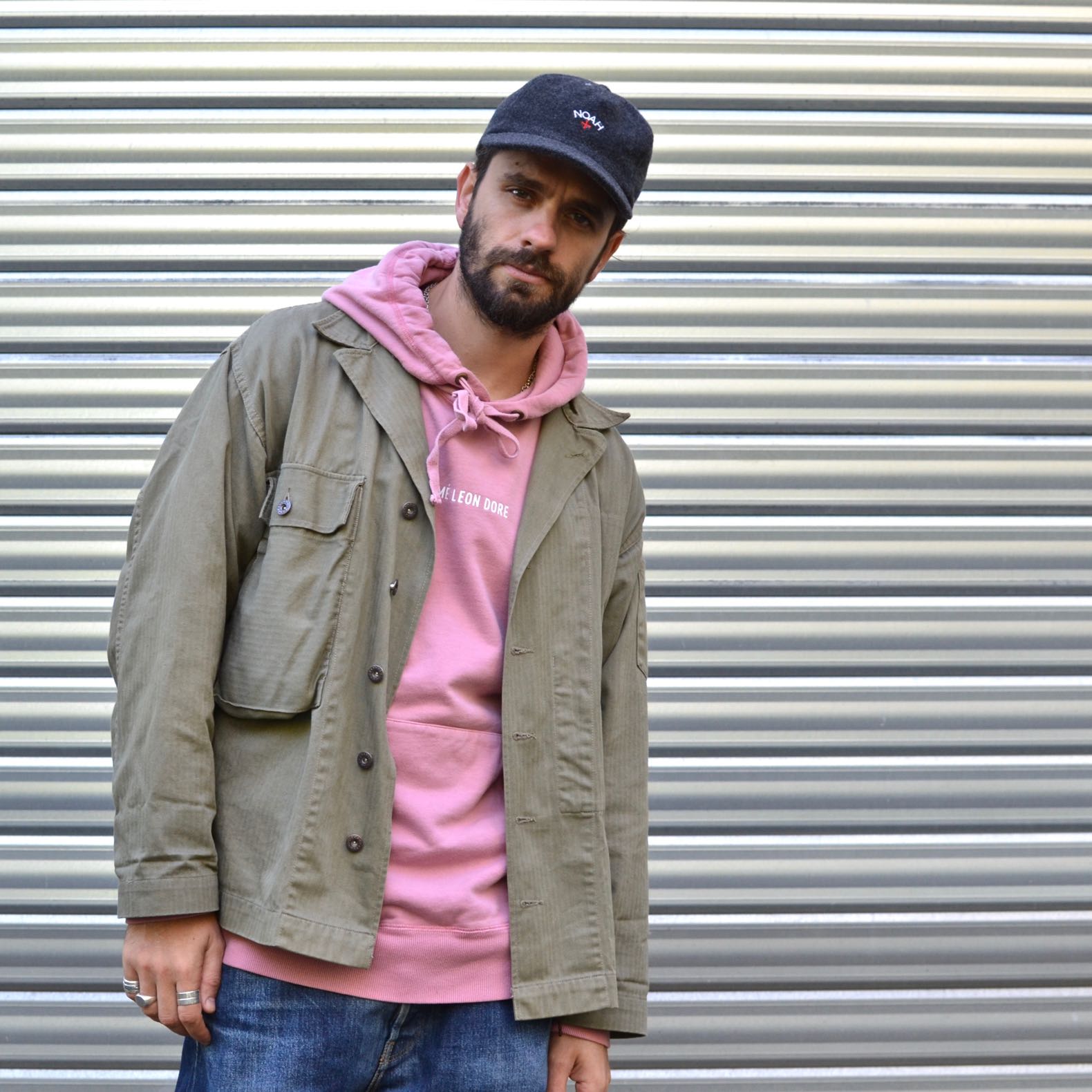 look veste militaire et sweat rose
