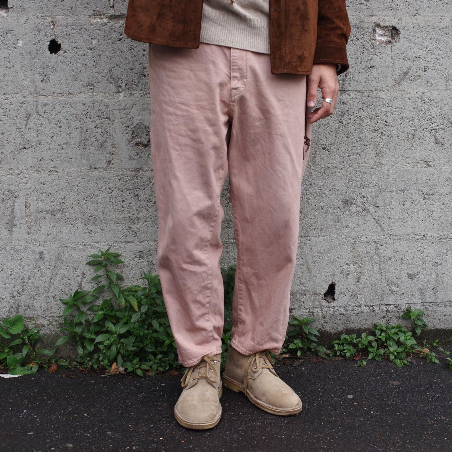 pantalon en denim rose et clarks supreme desert boots