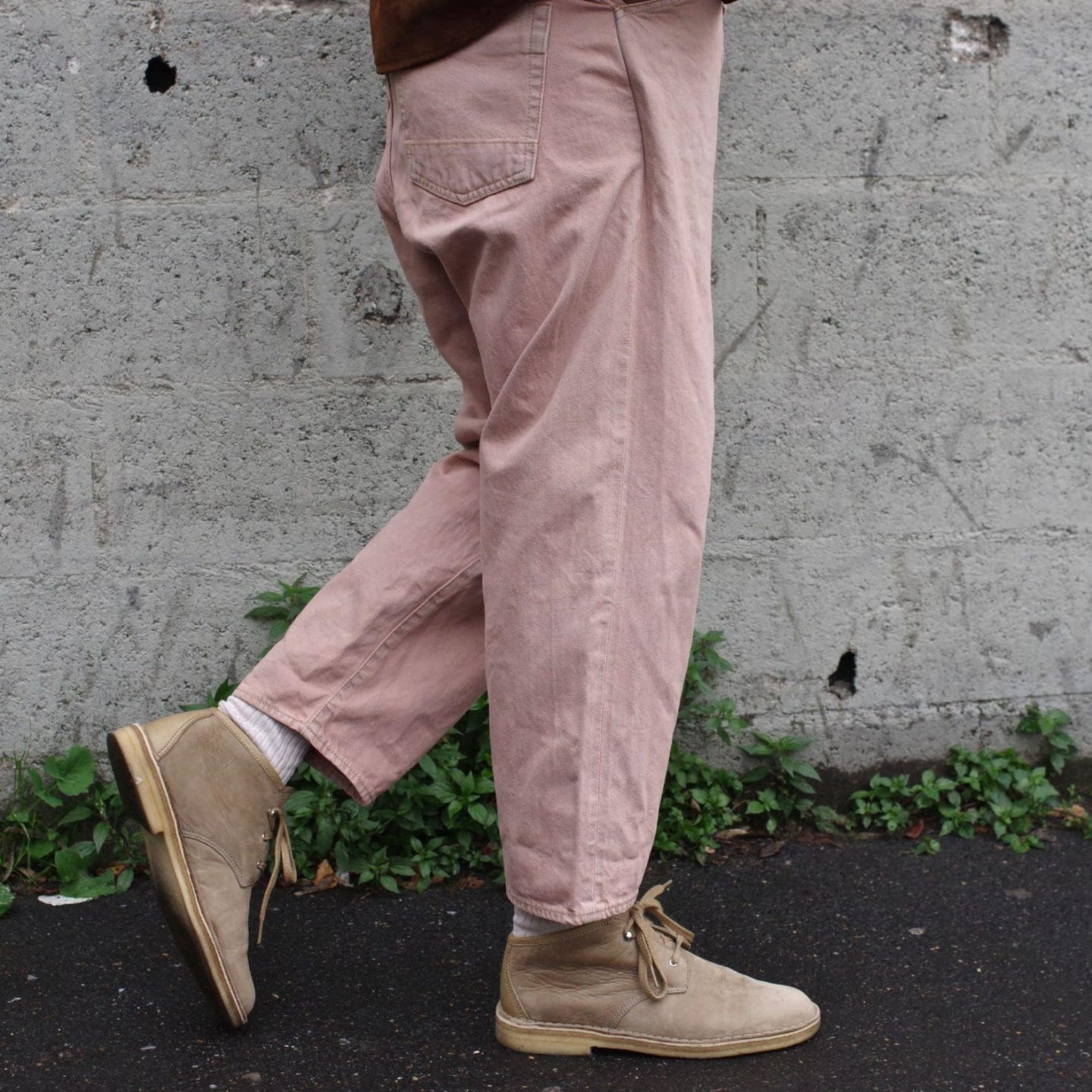 pantalon ample rose et desert boots clarks supreme