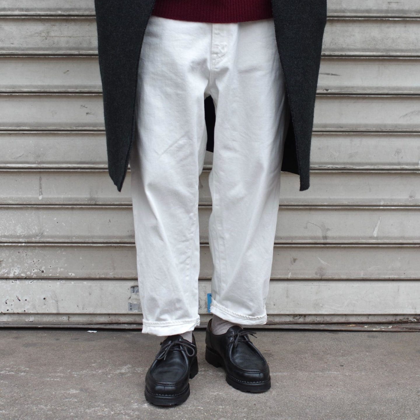 jean blanc porté avec chaussure noires
