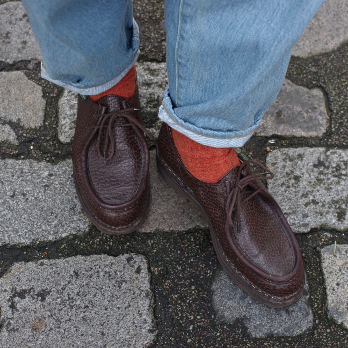 chaussette en laine orange gant et chaussure marron