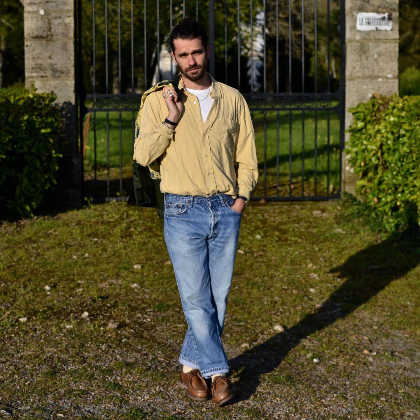 look homme en chemise en soie et jean levi's 501 vintage avec paraboot michael