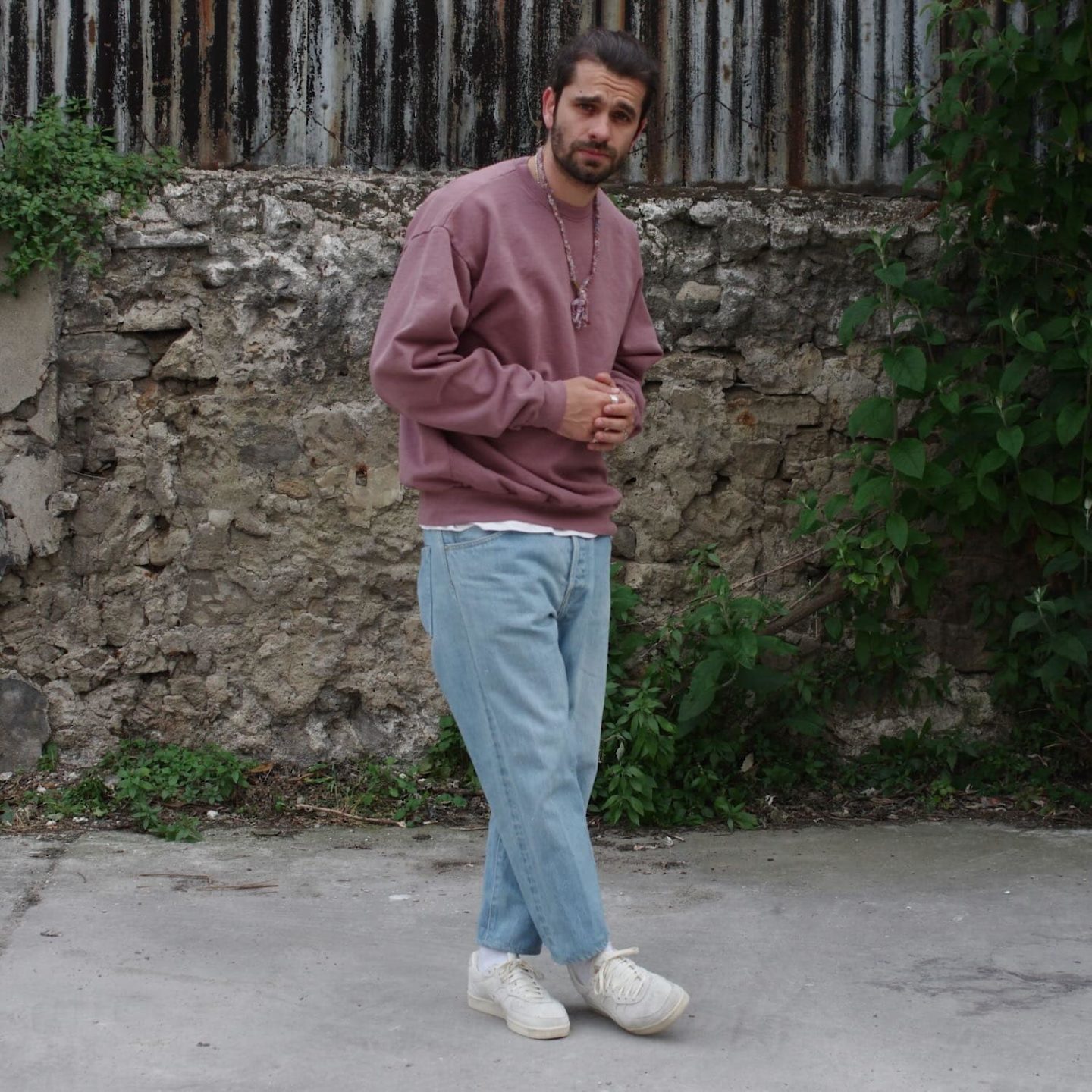 Look homme sweat violet jean bleach sneakers blanches