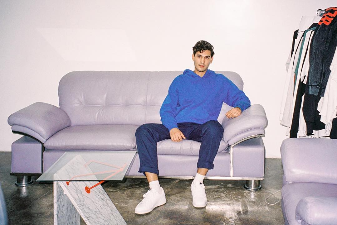 Roger modèle Los Angeles Apparel photoshoot canapé hoodie bleu