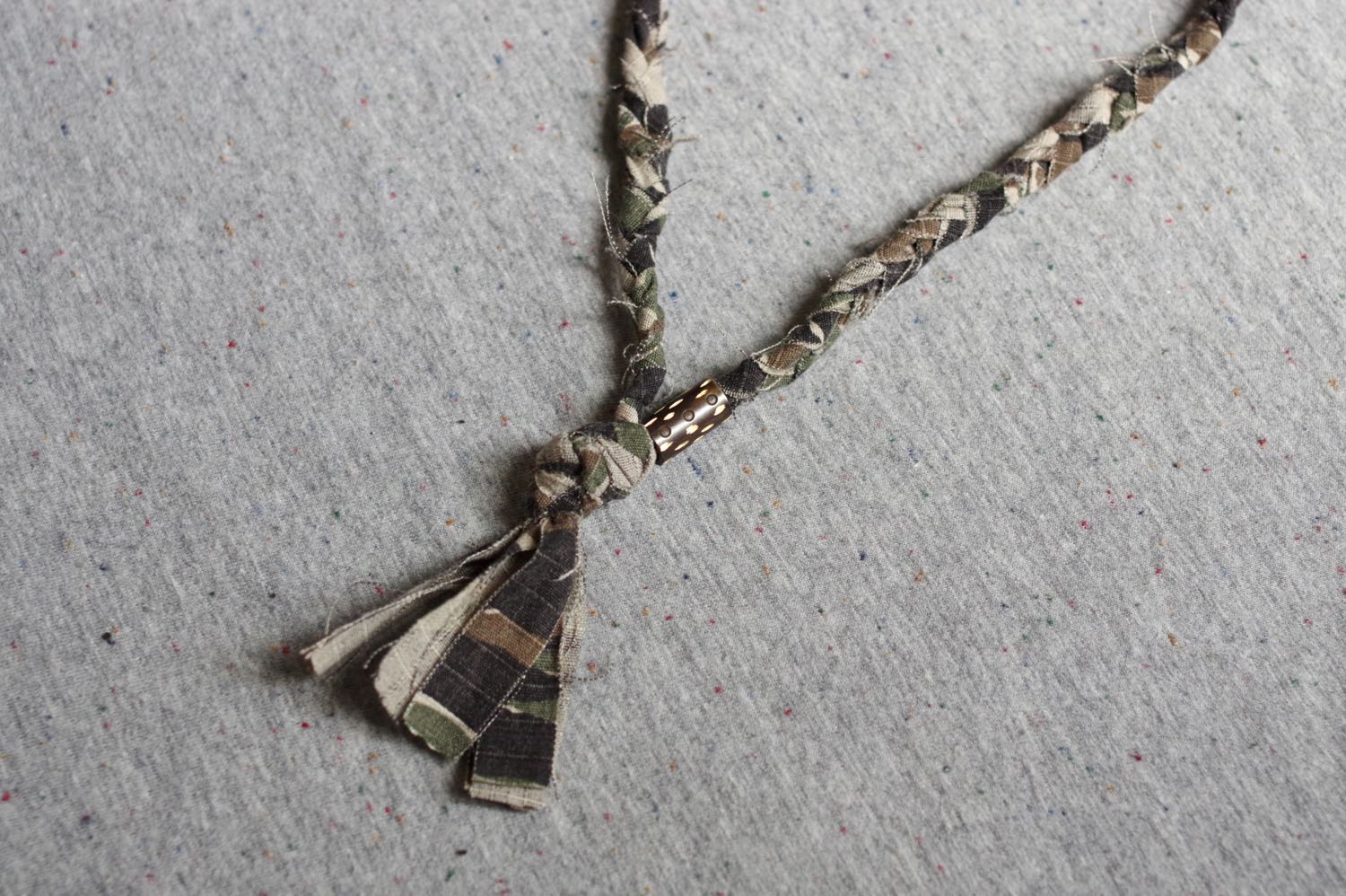 borali la marque de bijoux upcycling sort un drop military avec un collier tressé à partir de tissu camo tiger stripe vintage