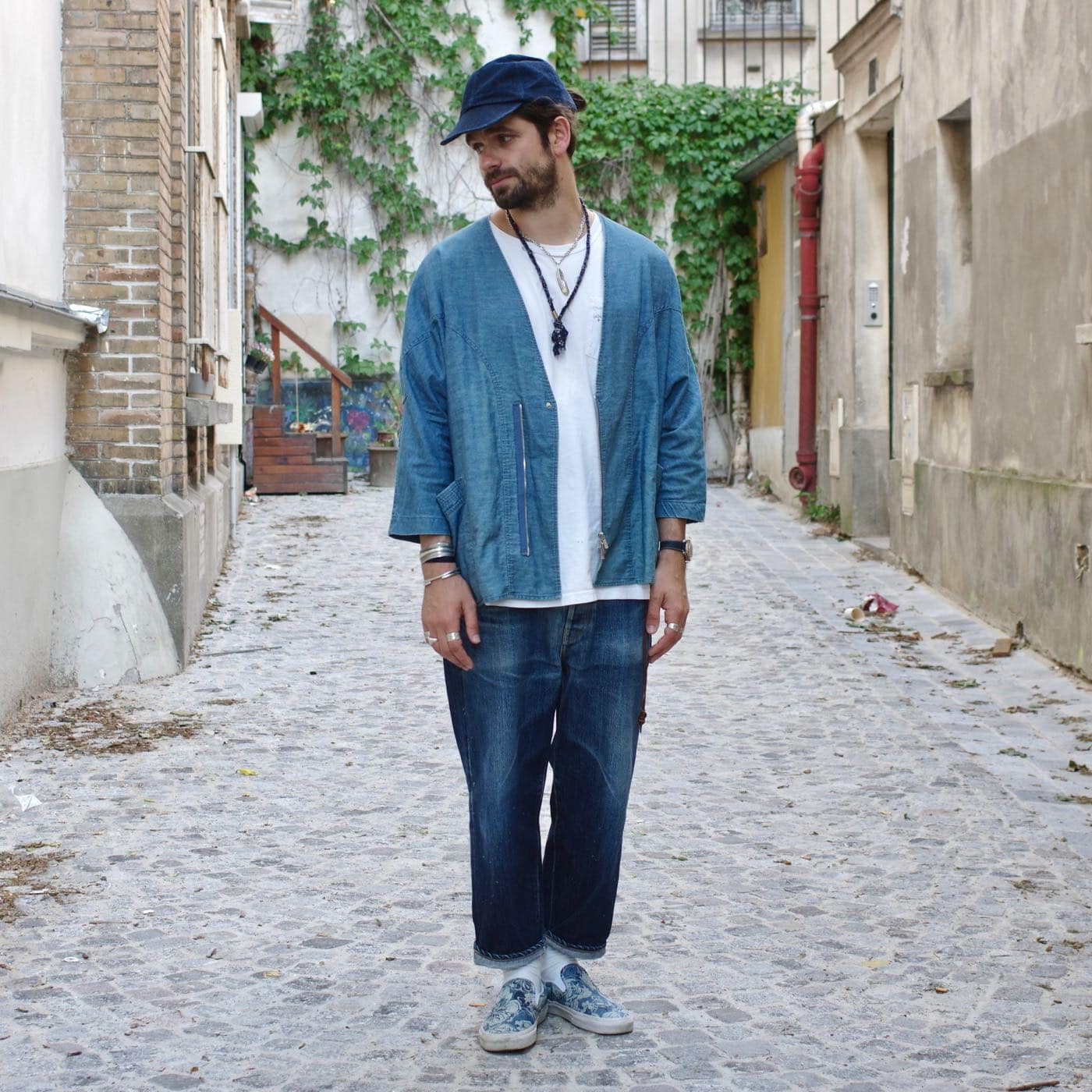 look homme en nuance d'indigo et denim jeans japonais hatski