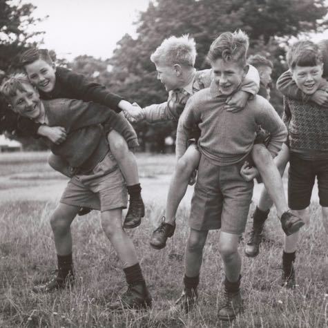 photo d'archive d'enfants en culottes courtes en austalie