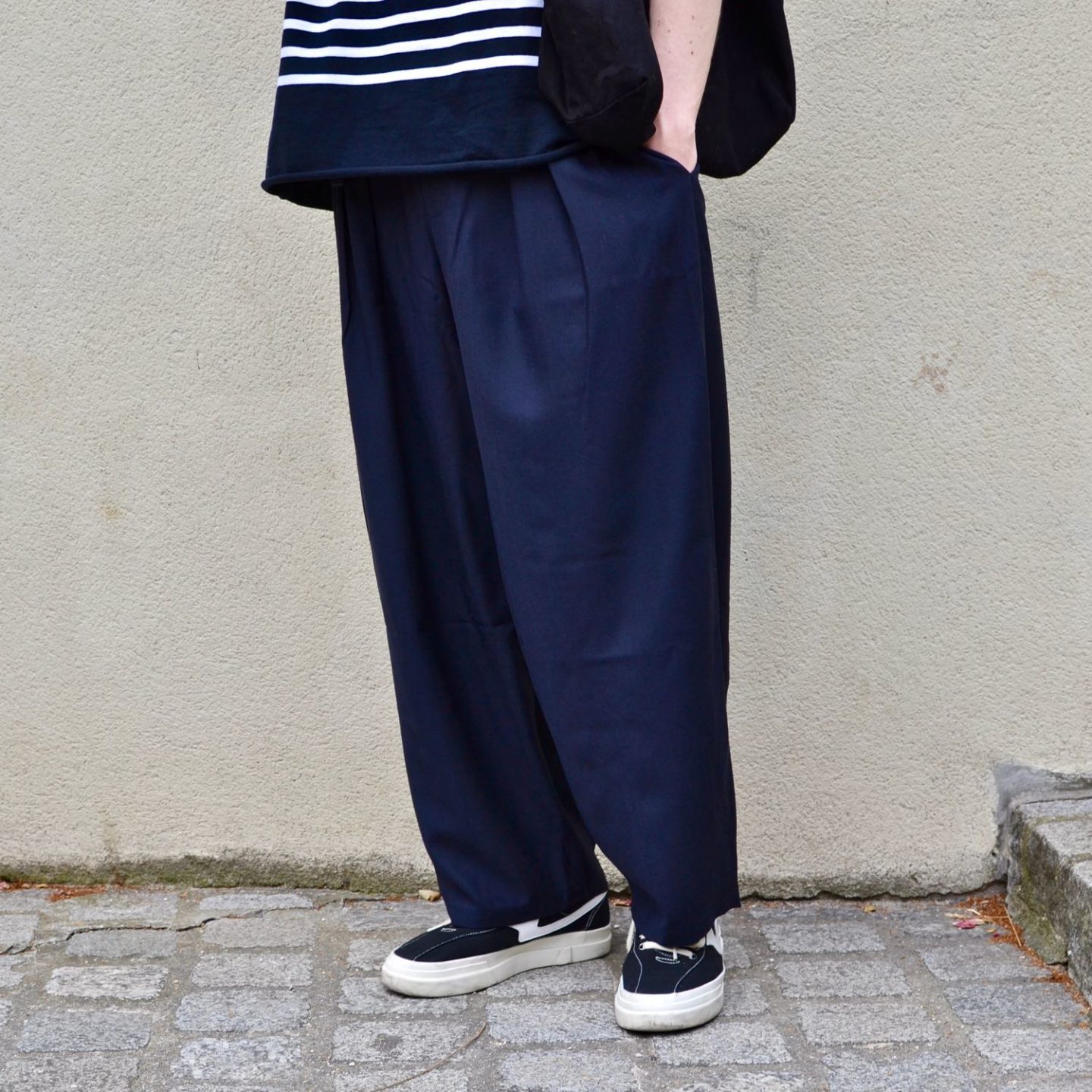 tenue été homme streetwear japonais pantalon circulaire aidama laine froide bleu marine