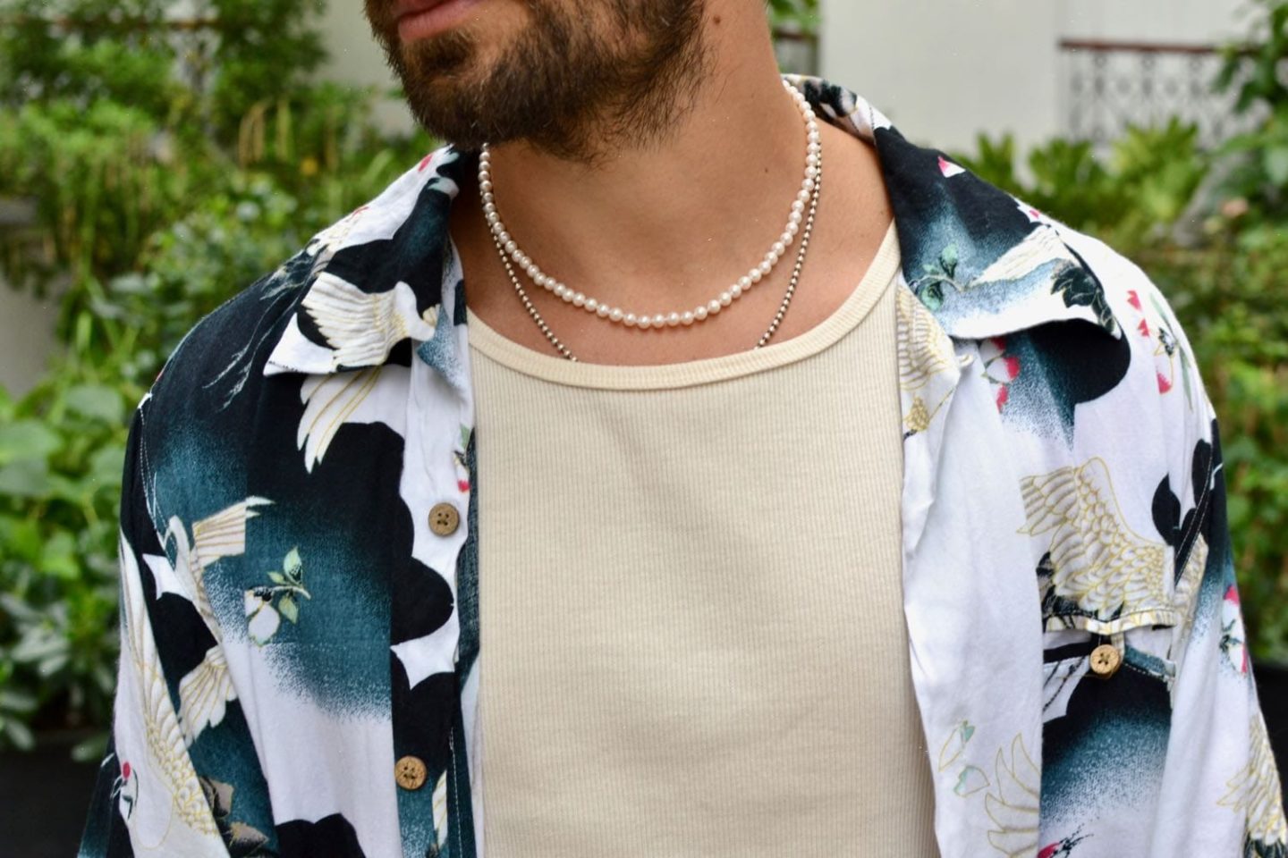 collier en perle de culture vintage porté par un homme
