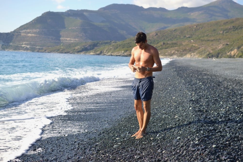 maillot de bain Orlebar Brown classique bleu marine à Nonza en Corse