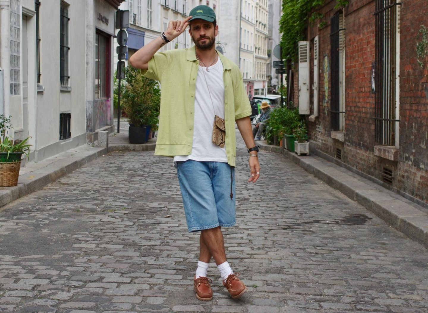 look style streetwear homme en été avec polo en mesh Obey short en jean large Lee Asher et timberland 4x4