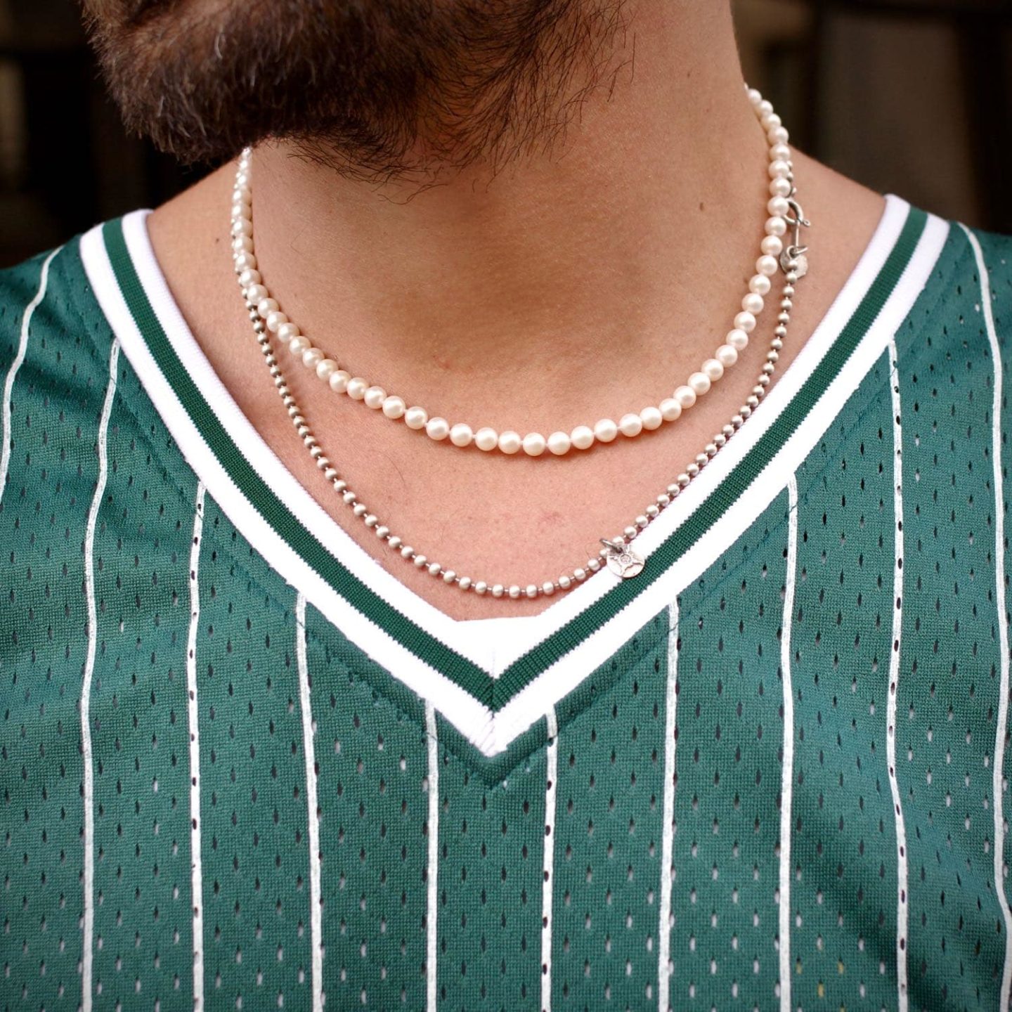 collier de perles vintage porté par un homme