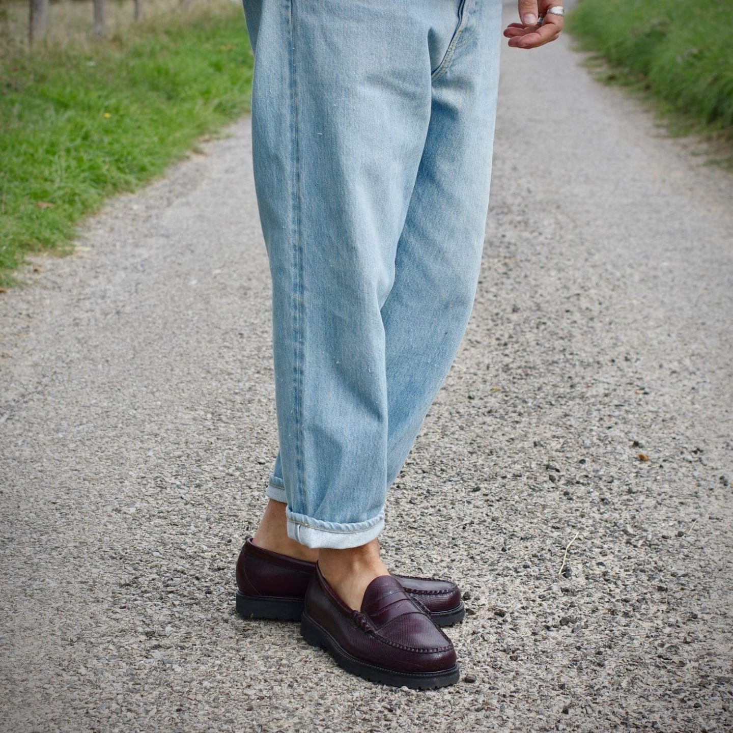 jean bleach de la marque Borali coupe loose tapered porté avec mocassins GH Bass