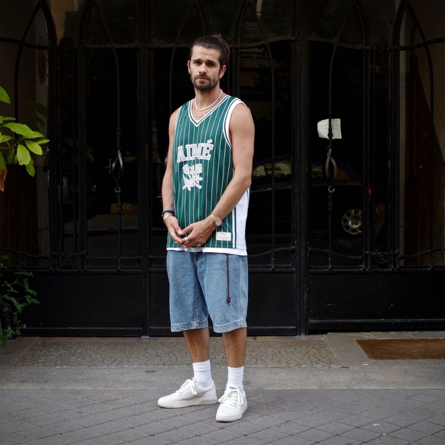 comment porter un maillot de basket dans un look streetwear 