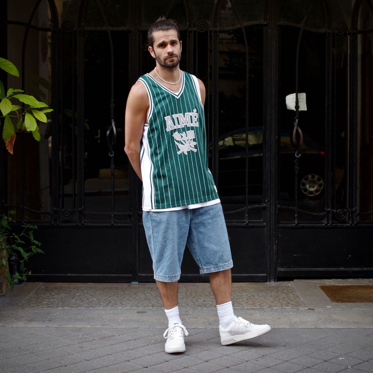 Look en maillot de basket Aim Leon Dore et K Swiss Cannoncourt