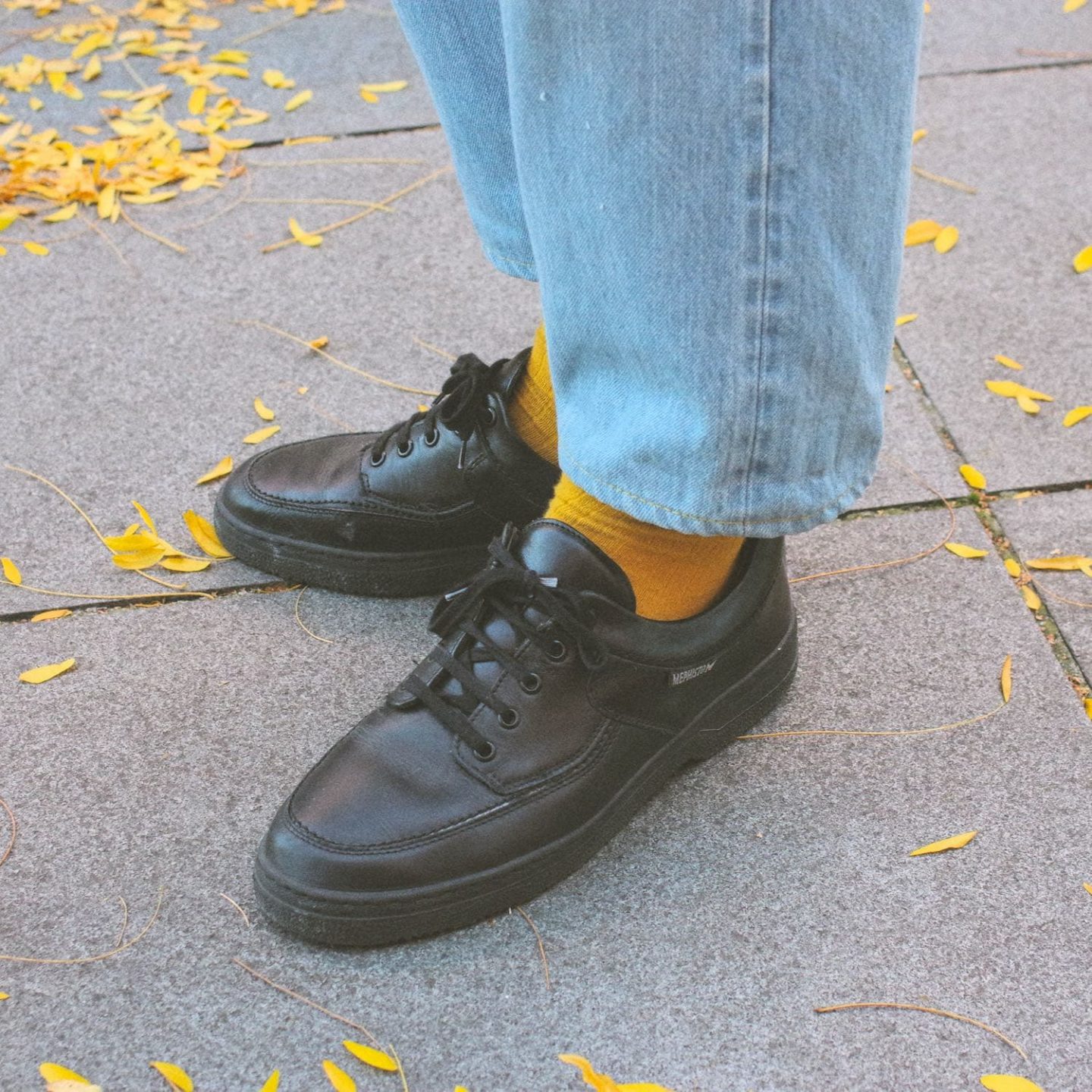mephisto black shoes chaussettes jaunes