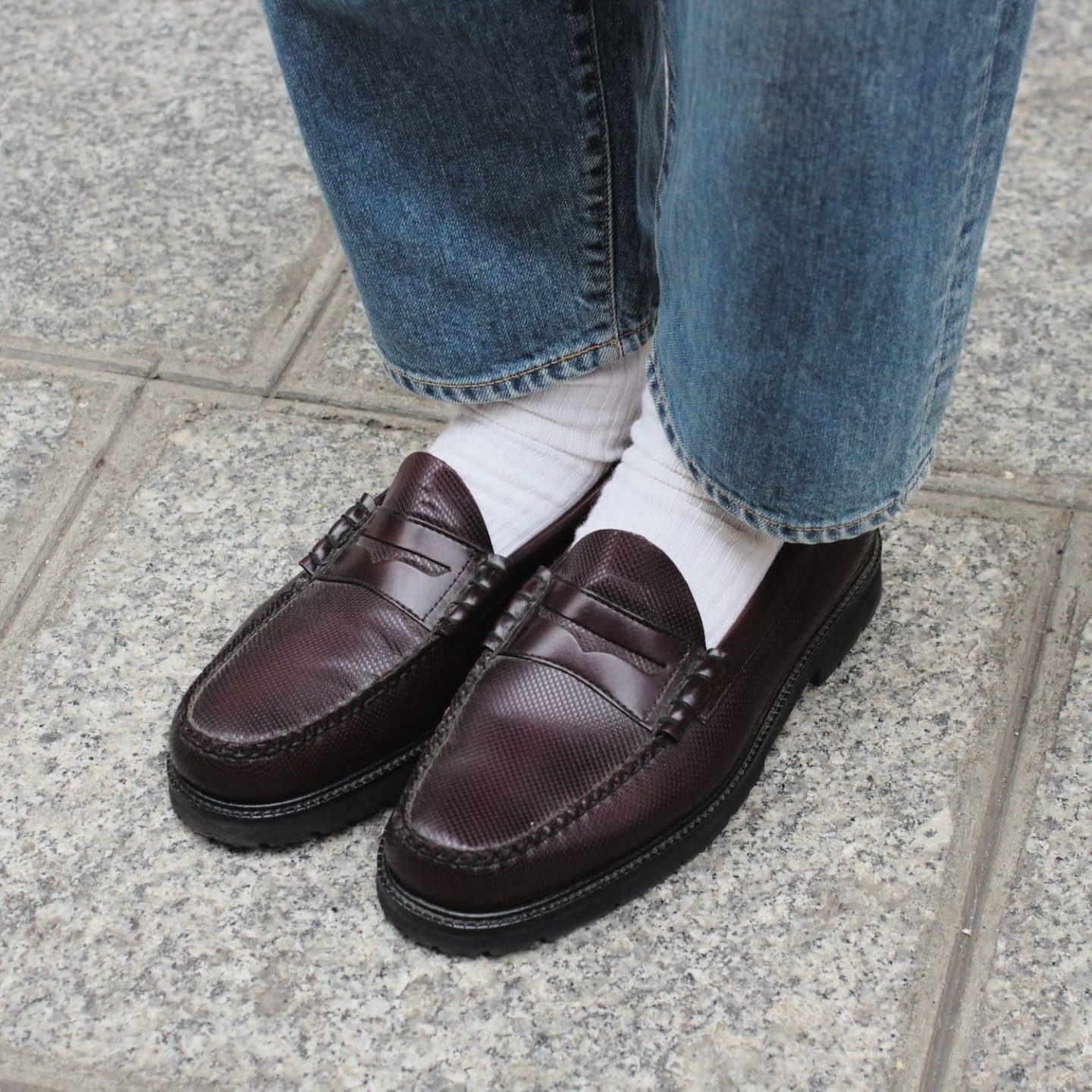 look avec des mocassins penny loafers portés avec des chaussettes blanches