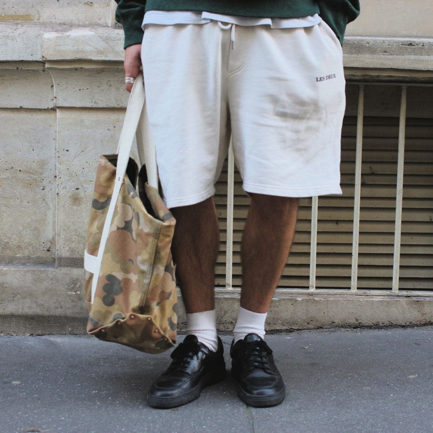 short en molleton Les Deux clothing porté avec des mephisto air jet et un sac tote bag arashi denim en camo