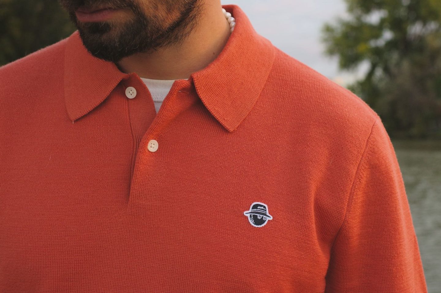 pull en laine orange avec un col polo de la collaboration Dockers et malbon Golf