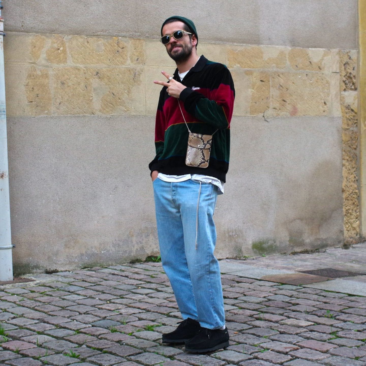 look streetwear homme avec polo en velours supreme et jean bleach borali