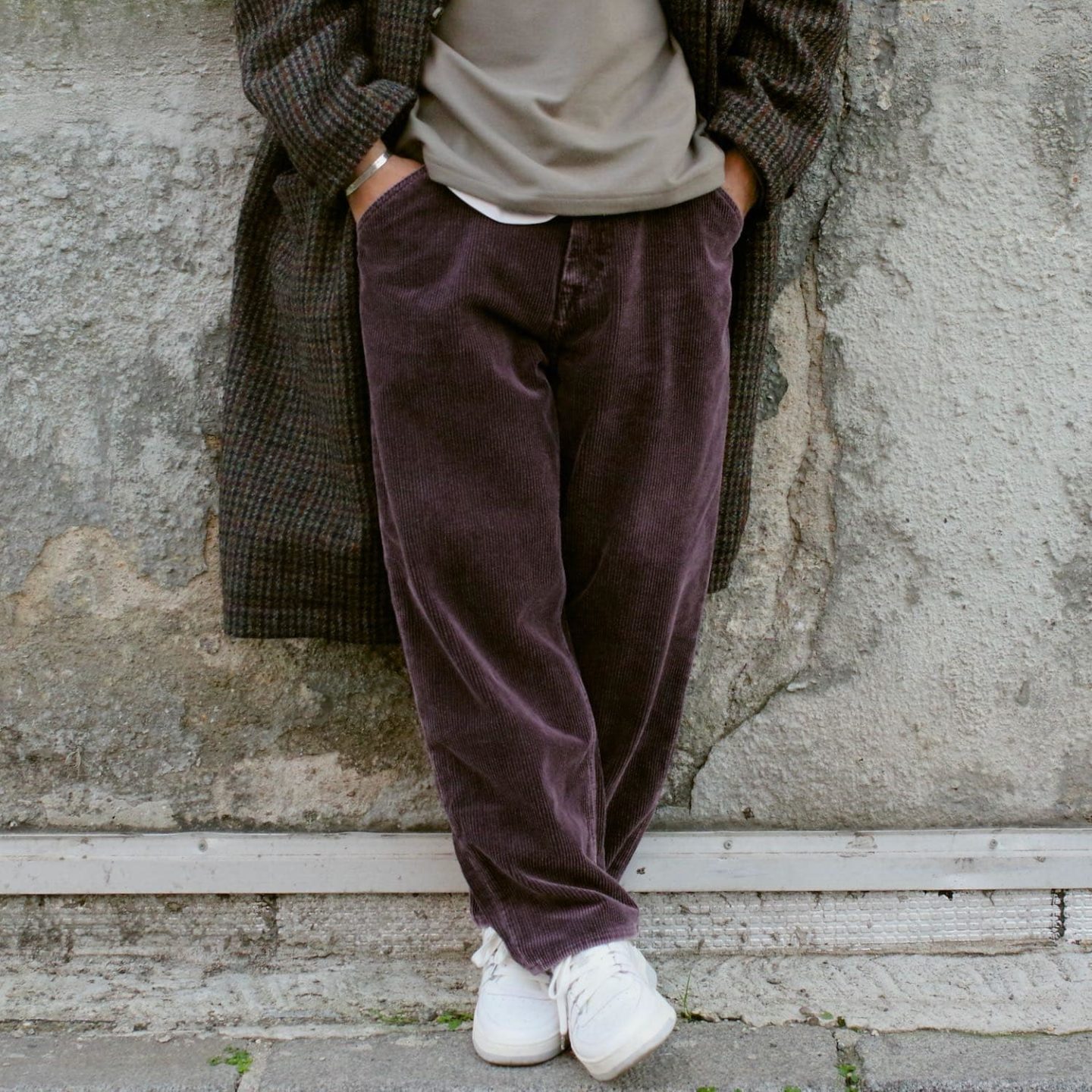 pantalon en velours violet homme marque edwin et sneakers cannoncourt k-swiss