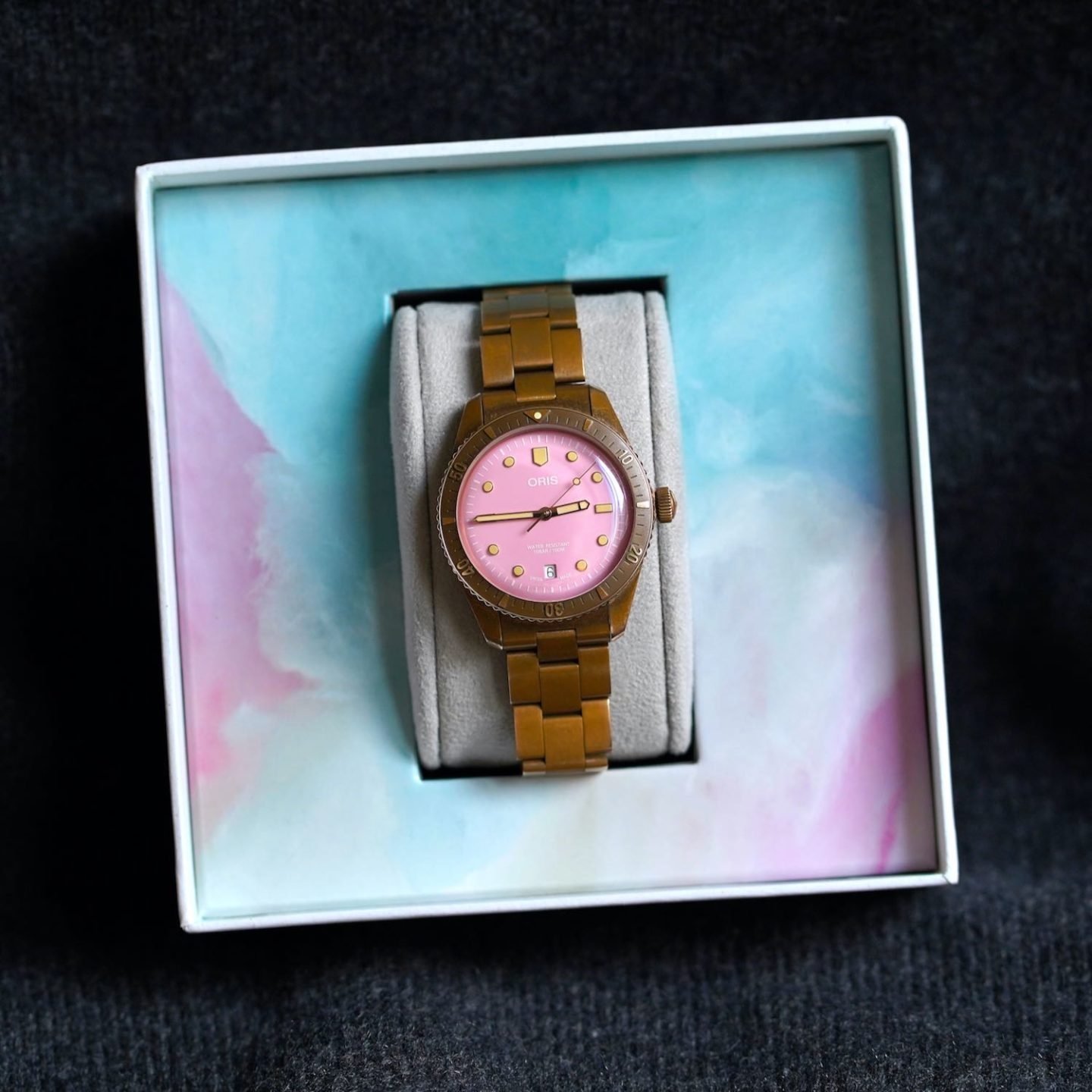 boite orise du pack cotton candy avec la montre en bronze sixty five rose Oris