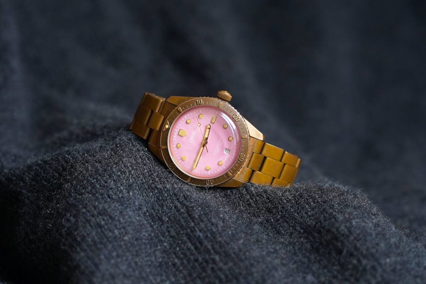 Oris Divers Sixty Five Cotton Candy montre rose en bronze et love