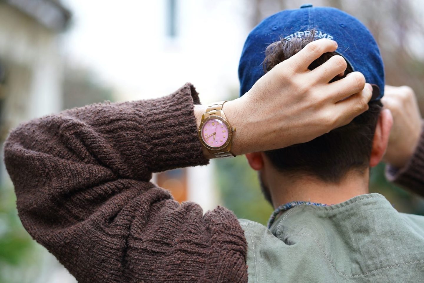 édito photo où boras présente un look avec la montre Oris en bronze cotton candy à cadran rose