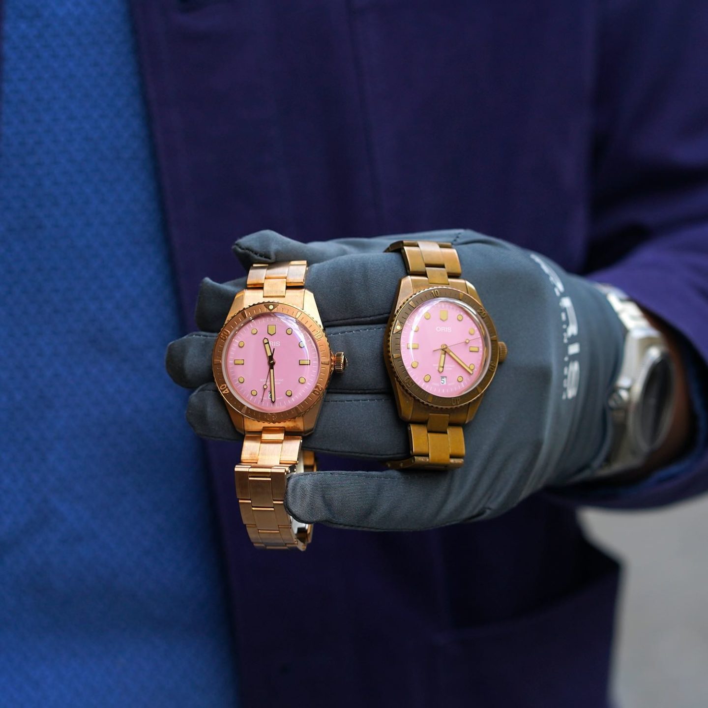 comparaison entre 2 montres Oris en bronze cotton candy patinée et neuve