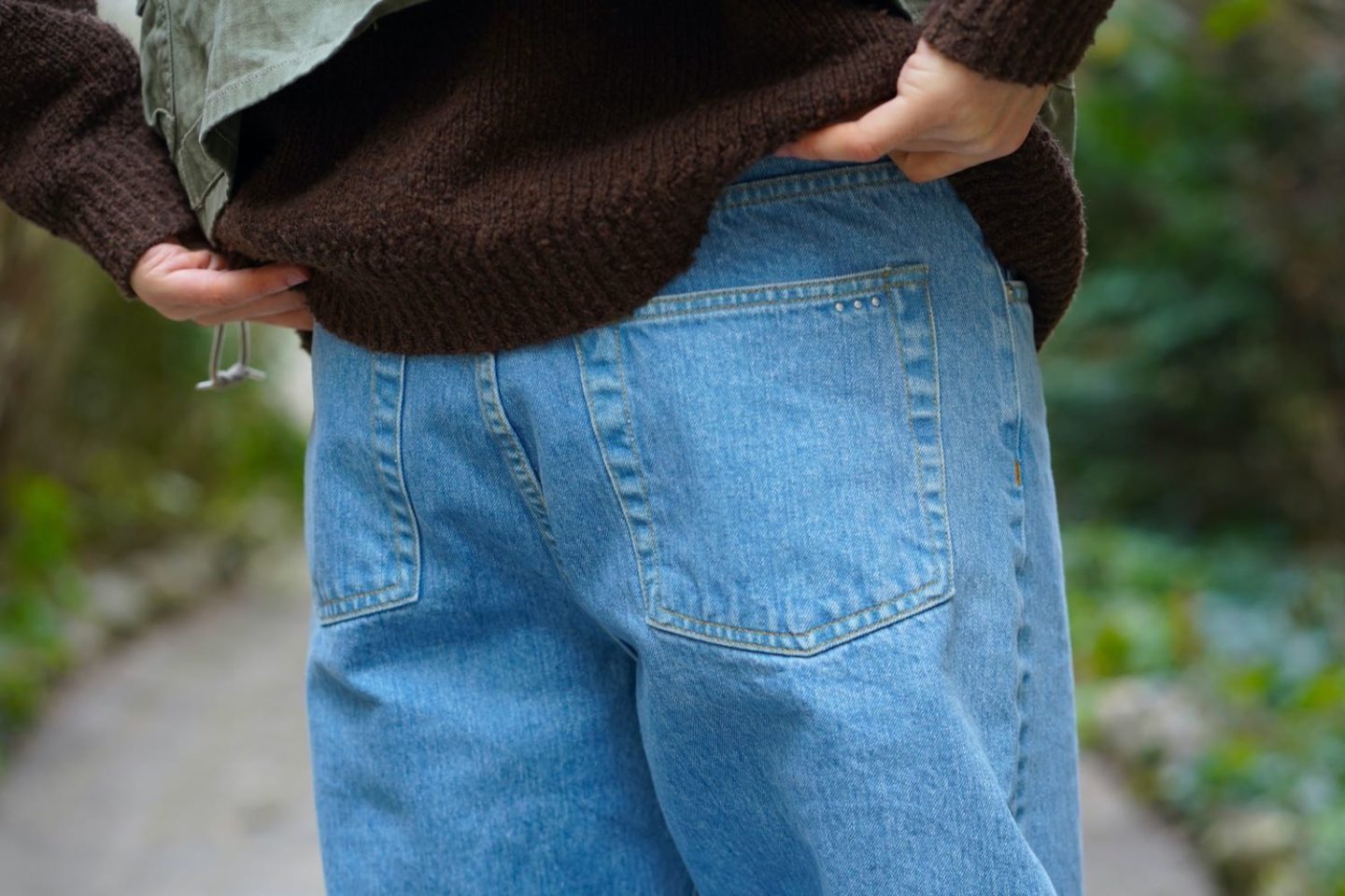 poches arrières de jean délavé