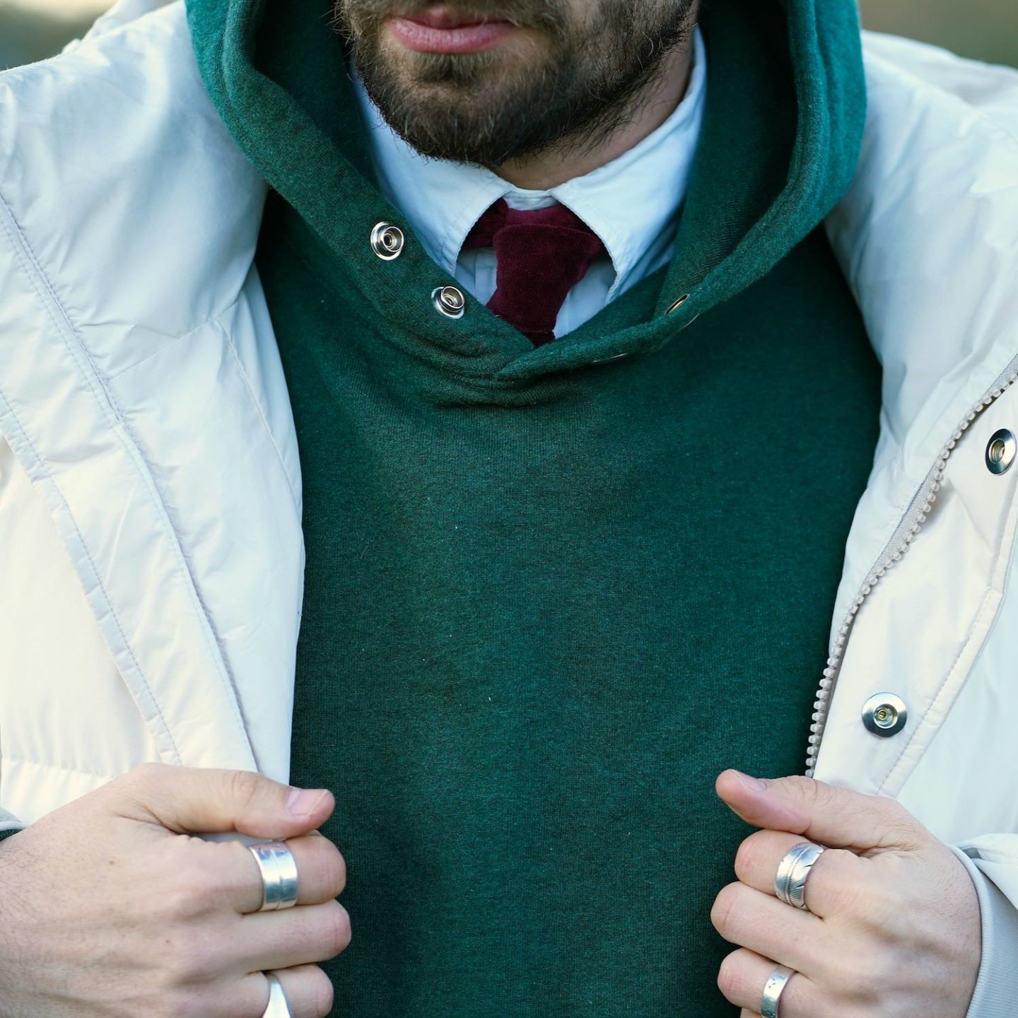 conseil style avec une chemise et une cravate portées avec un hoodie