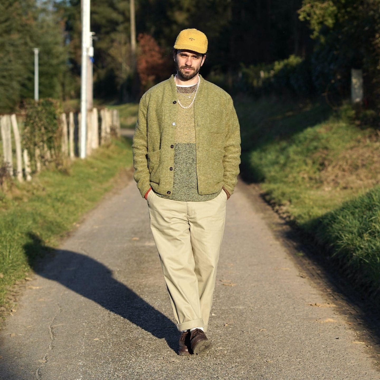 look streetwear chic avec cardigan en fleece universal works, pull color block woolrich, noha casentino hat, wide chinos still by hand & paraboot michael bison